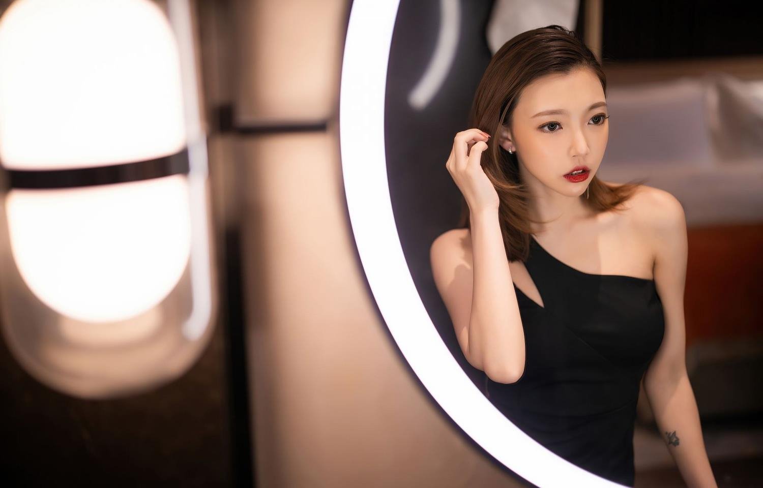 老和尚猛挺进她莹莹的体导演是谁迅雷下载